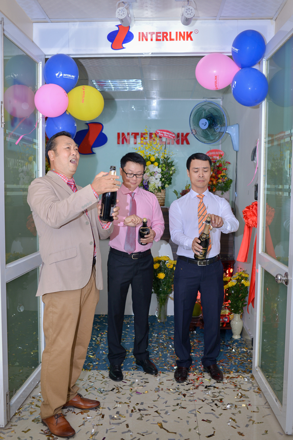 cắt băng khánh thành