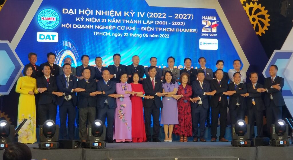 Giám đốc công ty Interlink, anh Nguyễn Hữu Khánh (đứng vị trí đầu tiên phía bên phải) là thành viên trong Ban chấp hành nhiệm kỳ IV (2022-2027)