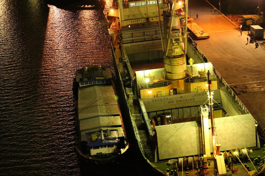 interlink-van-chuyen-thep-tam-tu-han-quoc-ve-viet-nam